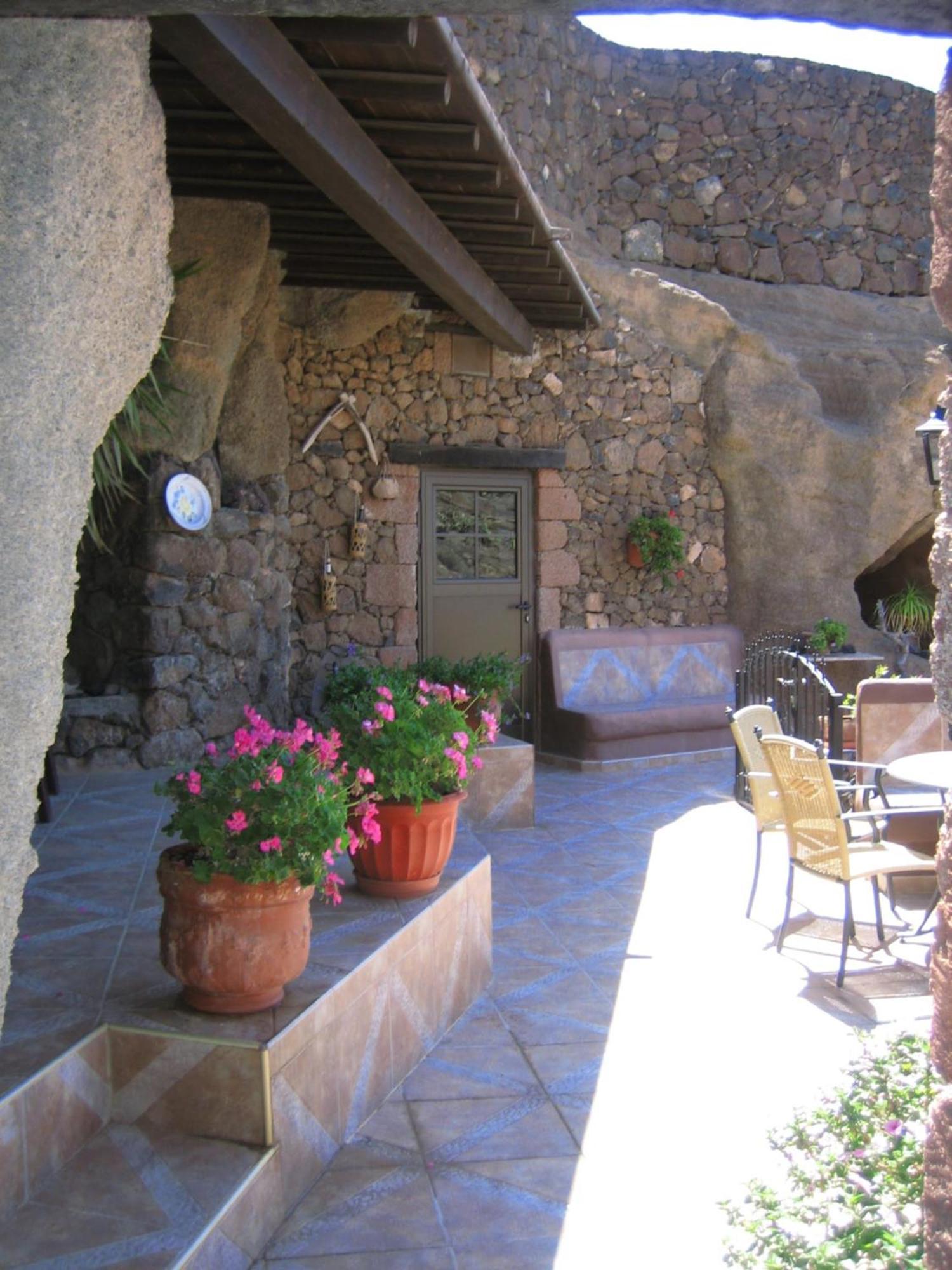 Villa Castillo Lanzarote Sophie - Luxury -sleep In A Volcanic Cave With Heated Pool Tias